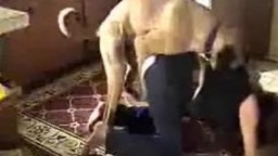 Собака оперативно ухлопывает старую пизду